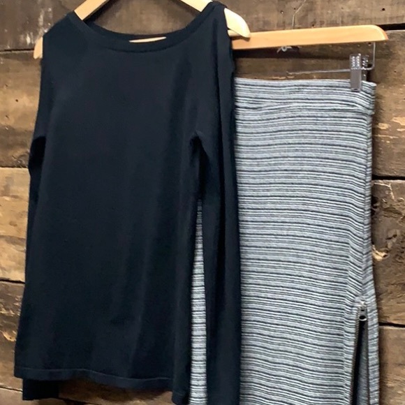 TAHARI BLACK SWEATER WITH DETAILED SLEEVES - Picture 8 of 8